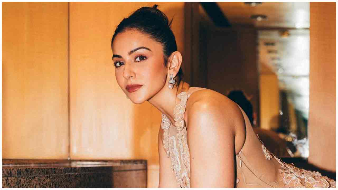 Rakul Preet Singh | ఖతర్నాక్ పోజులతో మతులు పోగొడుతున్న రకుల్‌ ప్రీత్‌ సింగ్..