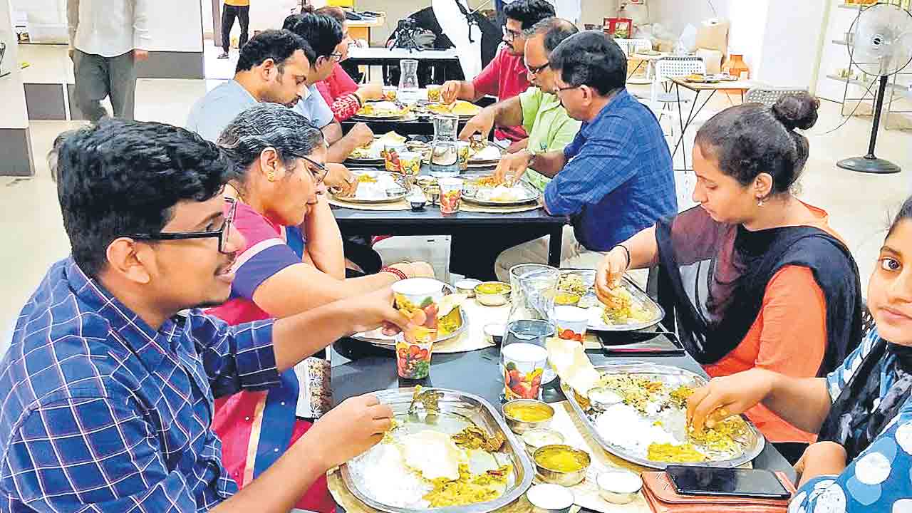 వీకెండ్‌.. రెస్టారెంట్‌ ఫుల్‌