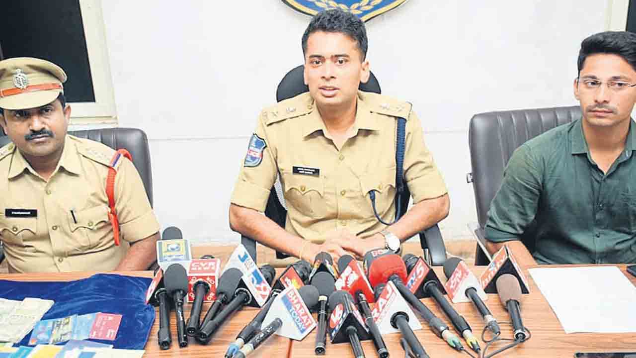 ఉద్యోగాలిప్పిస్తామని..