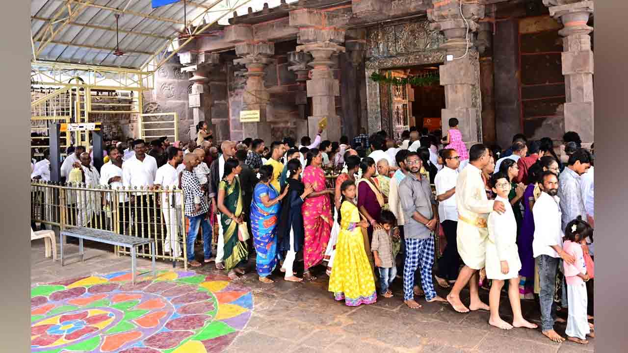 భక్తులతో శ్రీగిరి కిటకిట.. భారీగా బిల్వార్చనలు.. కుంకుమార్చనలు..!