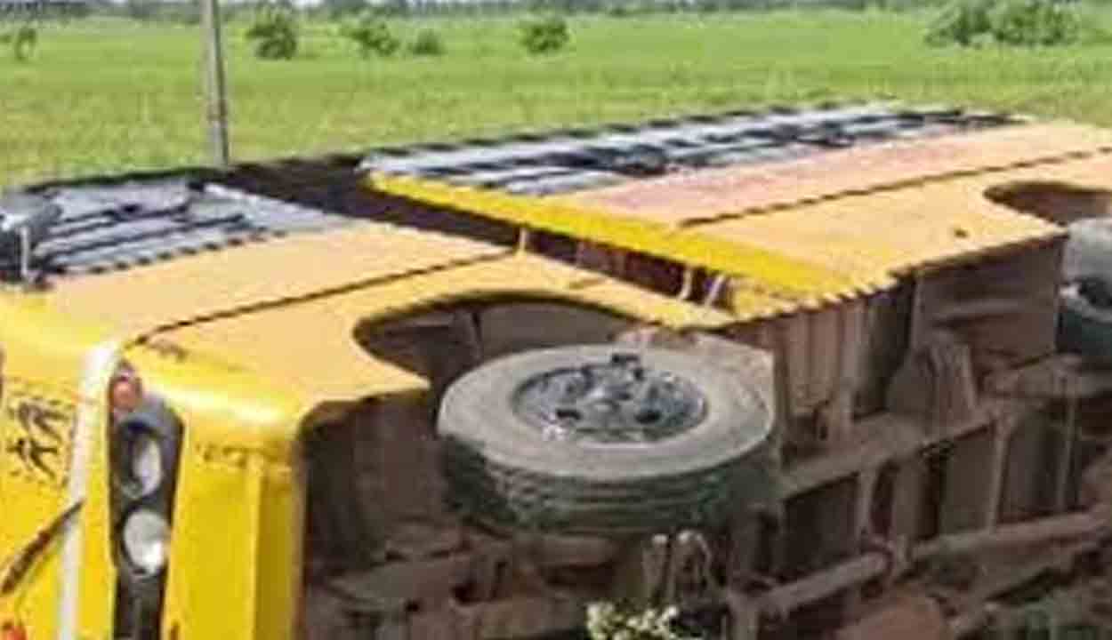 స్వాతంత్య్ర వేడుకలకు వెళ్లి వస్తున్న స్కూల్‌ బస్‌ బోల్తా.. విద్యార్థులకు గాయాలు.. ఇద్దరి పరిస్థితి విషమం