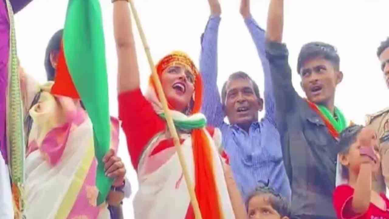 Seema Haider | త్రివర్ణ పతాకాన్ని ఎగురవేసిన సీమా హైదర్‌.. సినిమా ఆఫర్‌ను తిరస్కరించినట్లు   వెల్లడి