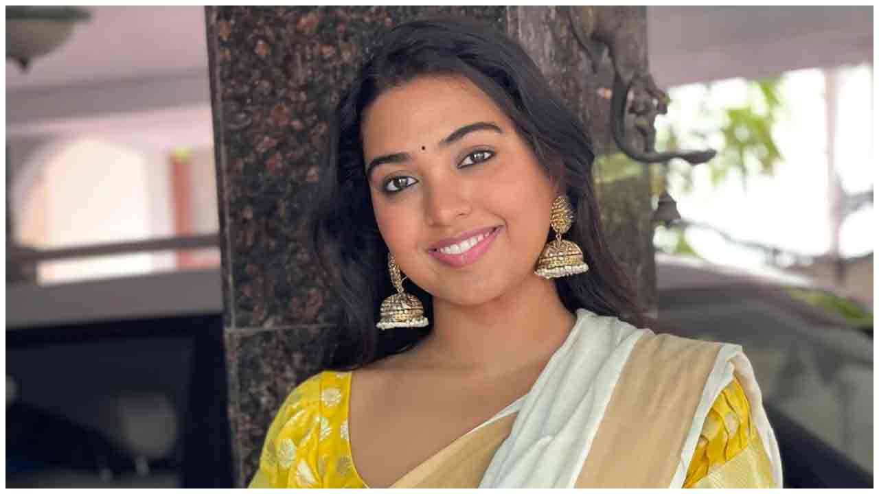 Shivathmika Rajashekar | ముసిముసి నవ్వులతో గాలం వేస్తున్న శివాత్మిక రాజశేఖర్..