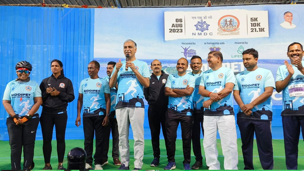 Minister Harish rao | సిద్దిపేటలో పరుగుల సందడి.. హాఫ్‌ మారథాన్‌ రన్‌ని ప్రారంభించిన మంత్రి హరీశ్‌ రావు