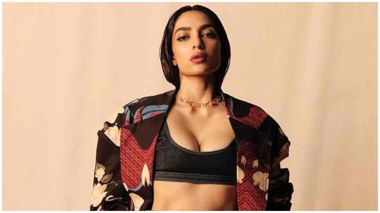 Sobhita Dhulipala | వెరైటీ డ్రెస్‌లో సెగలు పుట్టిస్తున్న శోభితా ధూళిపాళ..