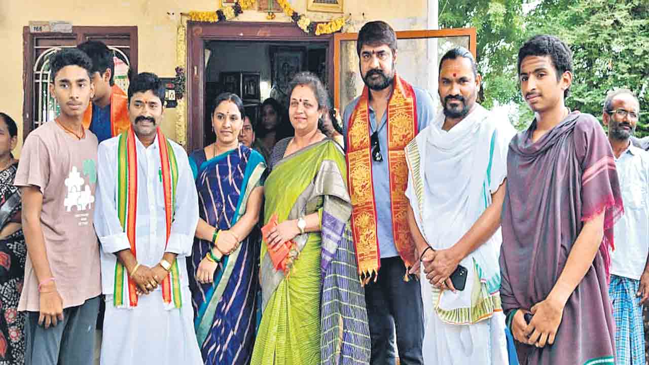 బాల ఉగ్రనరసింహుడికి సినీ హీరో శ్రీకాంత్‌ పూజలు