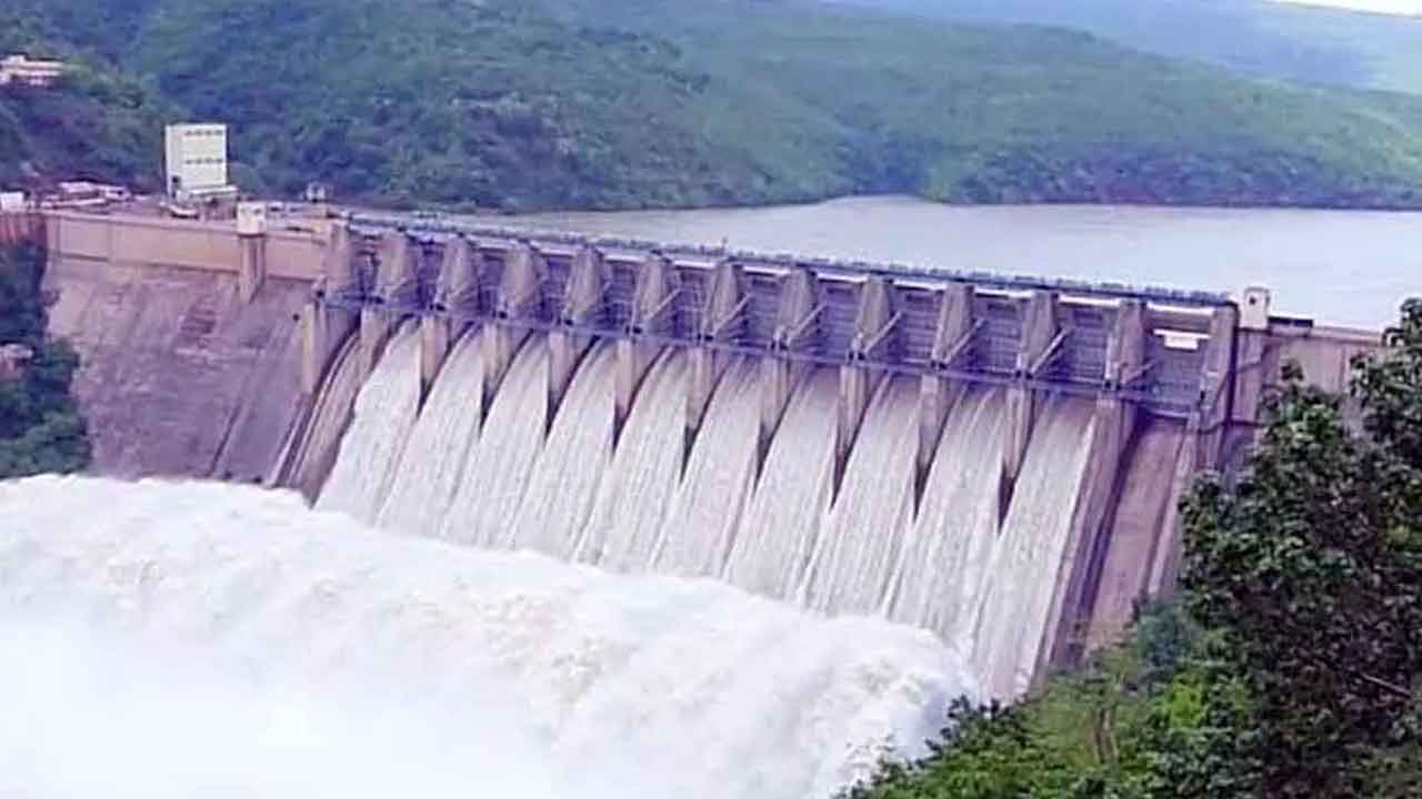 కృష్ణా బేసిన్‌లో కొనసాగుతున్న వరద