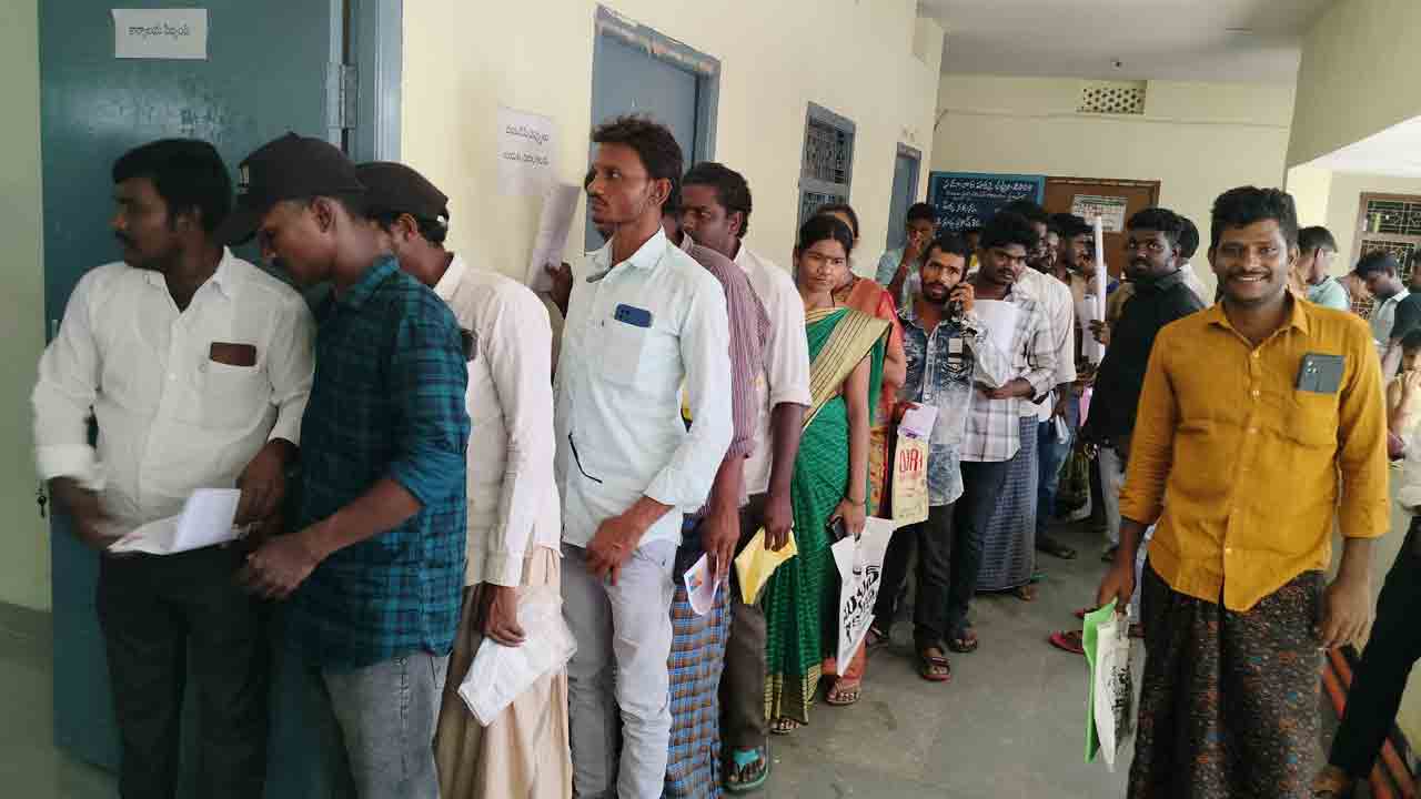 గృహలక్ష్మి కిక్కిరిసి..