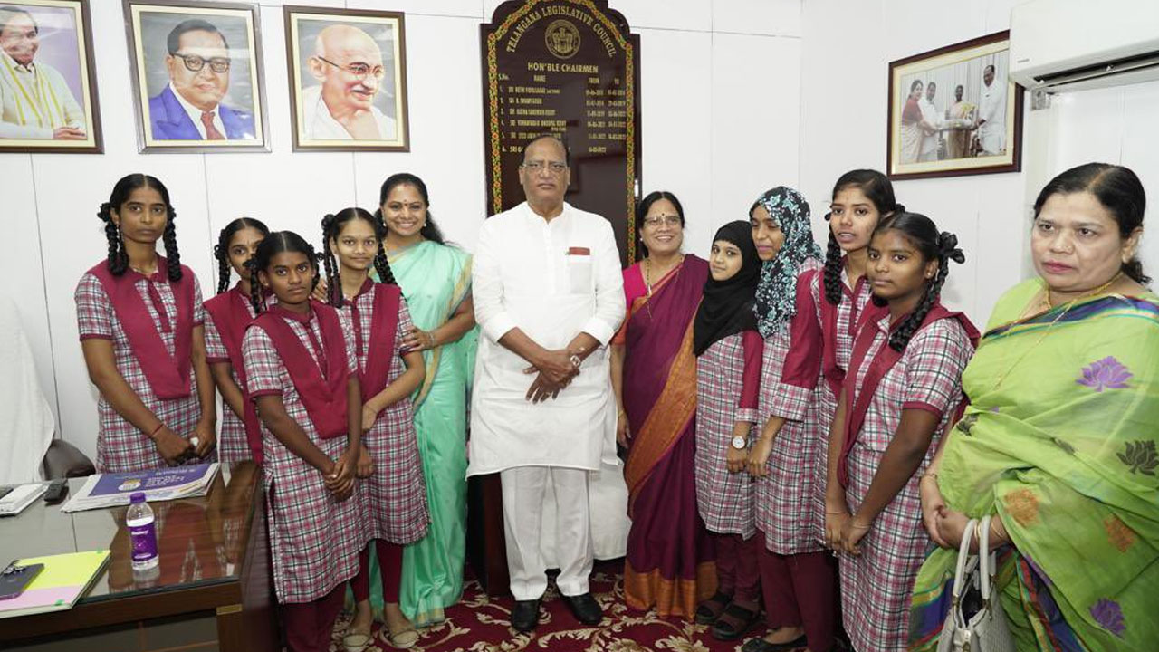 MLC Kavitha | మండలిని సందర్శించిన సర్కారు బడి విద్యార్థులు.. స్వాగతం పలికిన ఎమ్మెల్సీ కవిత