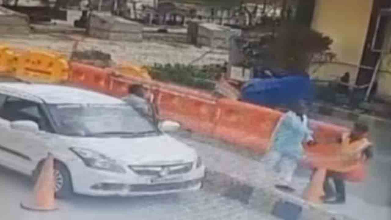 Watch: కారును ఆపినందుకు.. టోల్ బూత్‌ సిబ్బందిపై టీఎంసీ ఎంపీ దాడి