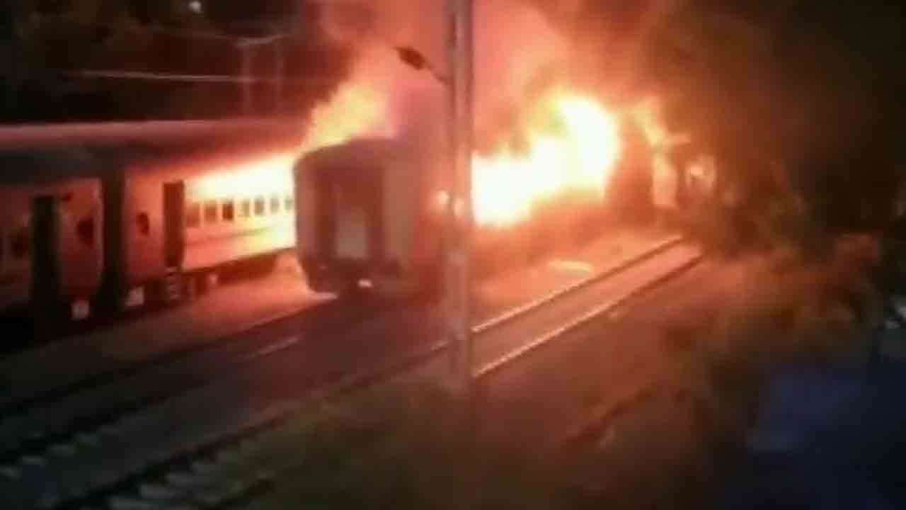 రైల్లో సిలిండర్‌ పేలి 10 మంది దుర్మరణం