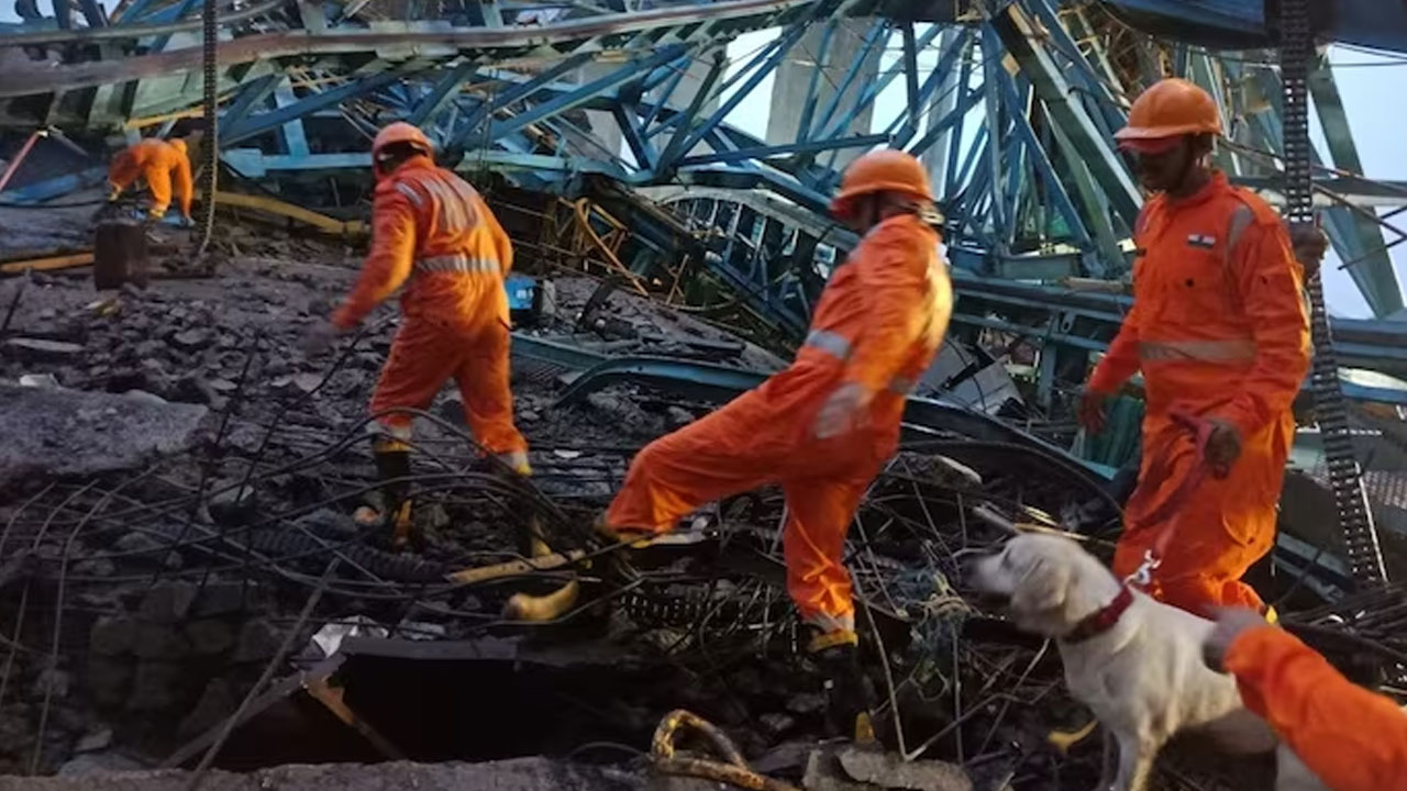 Samruddhi Mahamarg | సమృద్ధి ఎక్స్‌ప్రెస్‌ వే నిర్మాణ పనుల్లో అపశ్రుతి.. గిర్డర్‌ మోసే యంత్రం కుప్పకూలి 16 మంది కార్మికులు మృతి