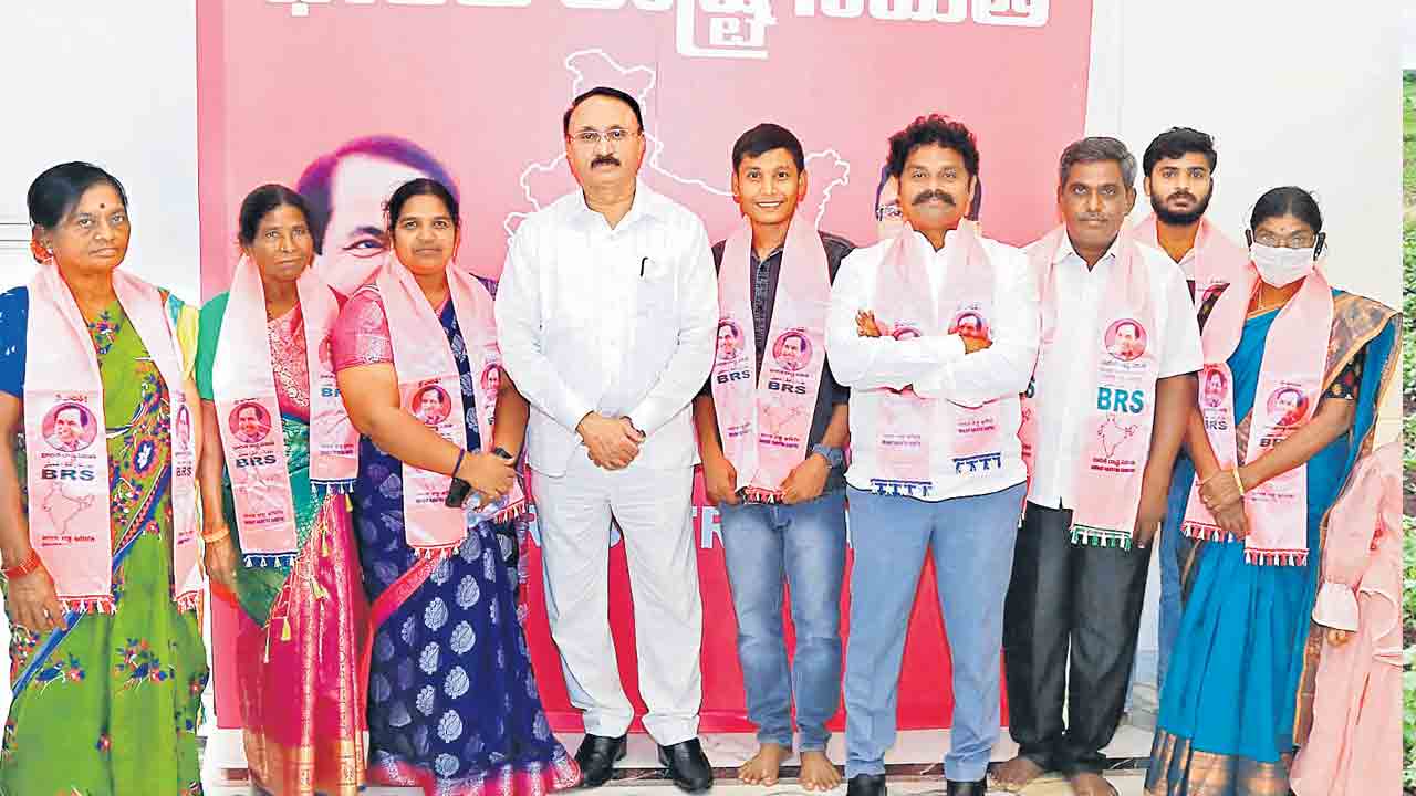 తోట ఆధ్వర్యంలో బీఆర్‌ఎస్‌లోకి పలువురు