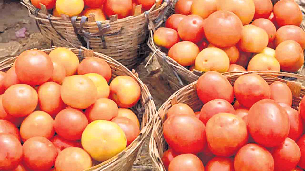 21 లక్షల విలువైన టమాటాల లారీ మాయం