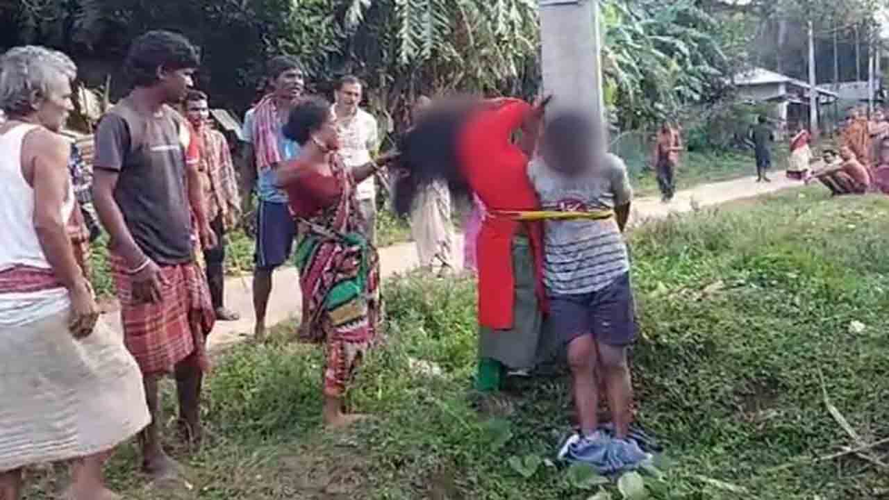 Couple Tied To Electric Pole | వివాహేతర సంబంధంపై కుటుంబం ఆగ్రహం.. ఒక జంటను   పోల్‌కు కట్టేసి కొట్టిన వైనం