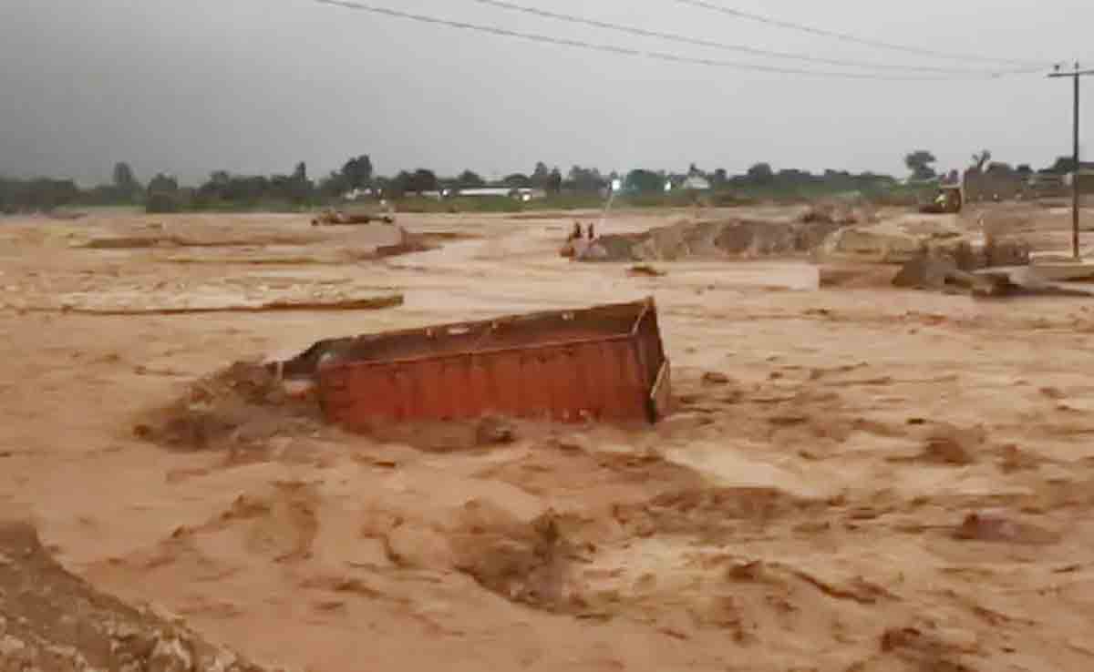 Heavy Rains | నదీ ప్రవాహంలో చిక్కుకుపోయిన ట్రక్కు.. వీడియో