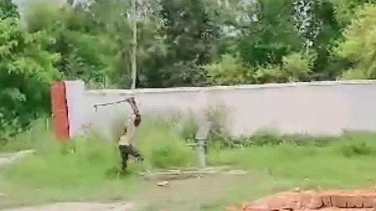 Drunk man | గొడ్డలితో స్కూల్‌లో హల్‌చల్‌ చేసిన తాగుబోతు..