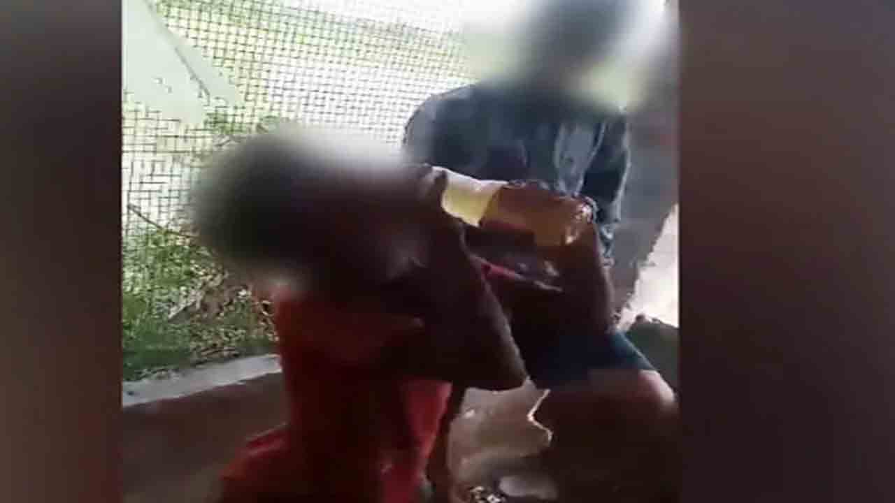Boys Forced To Drink Urine | యూపీలో దారుణం.. ఇద్దరు బాలురతో బలవంతంగా మూత్రం   తాగించిన వైనం