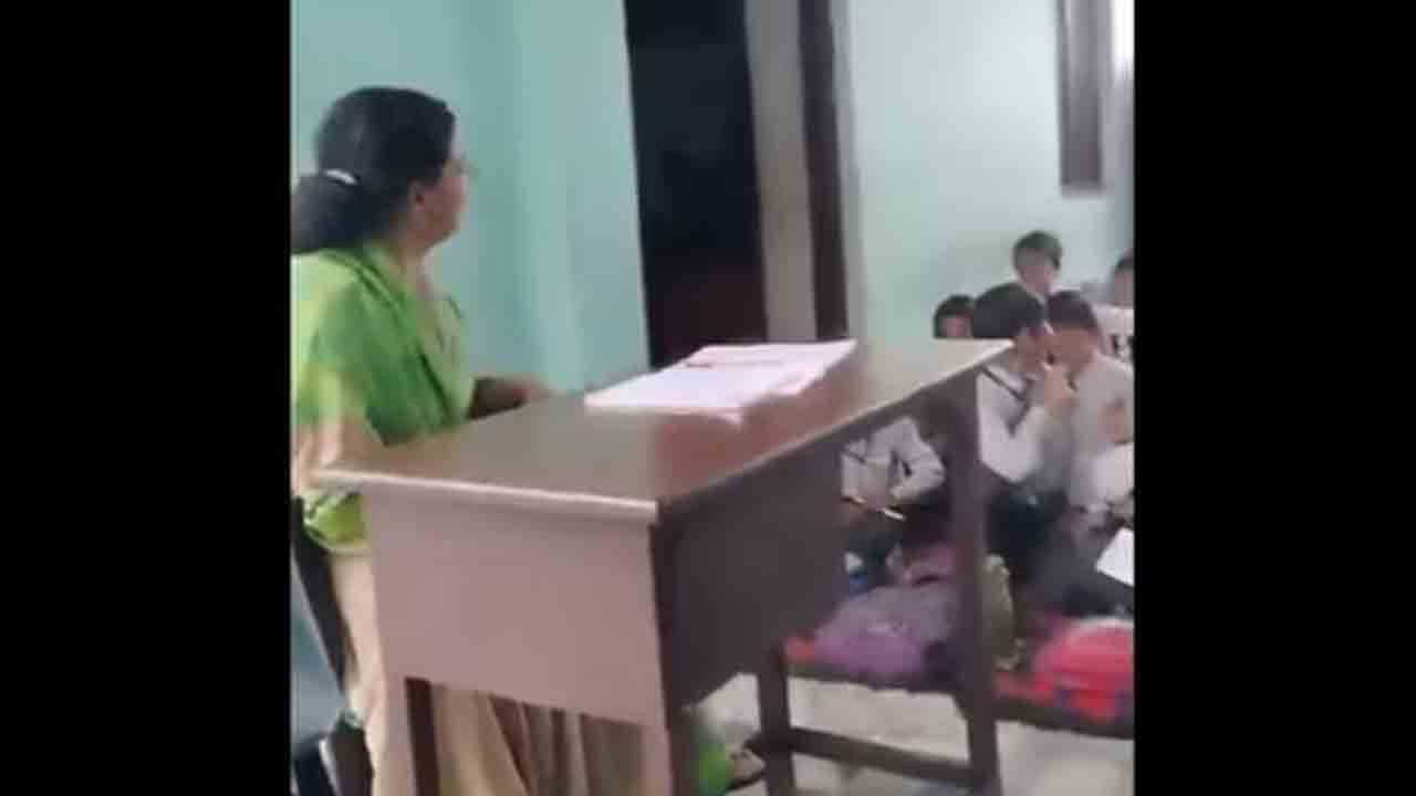 UP School | ముస్లిం విద్యార్థిని ఇతర స్టూడెంట్స్‌తో టీచర్‌ కొట్టించిన స్కూల్‌ మూసివేత