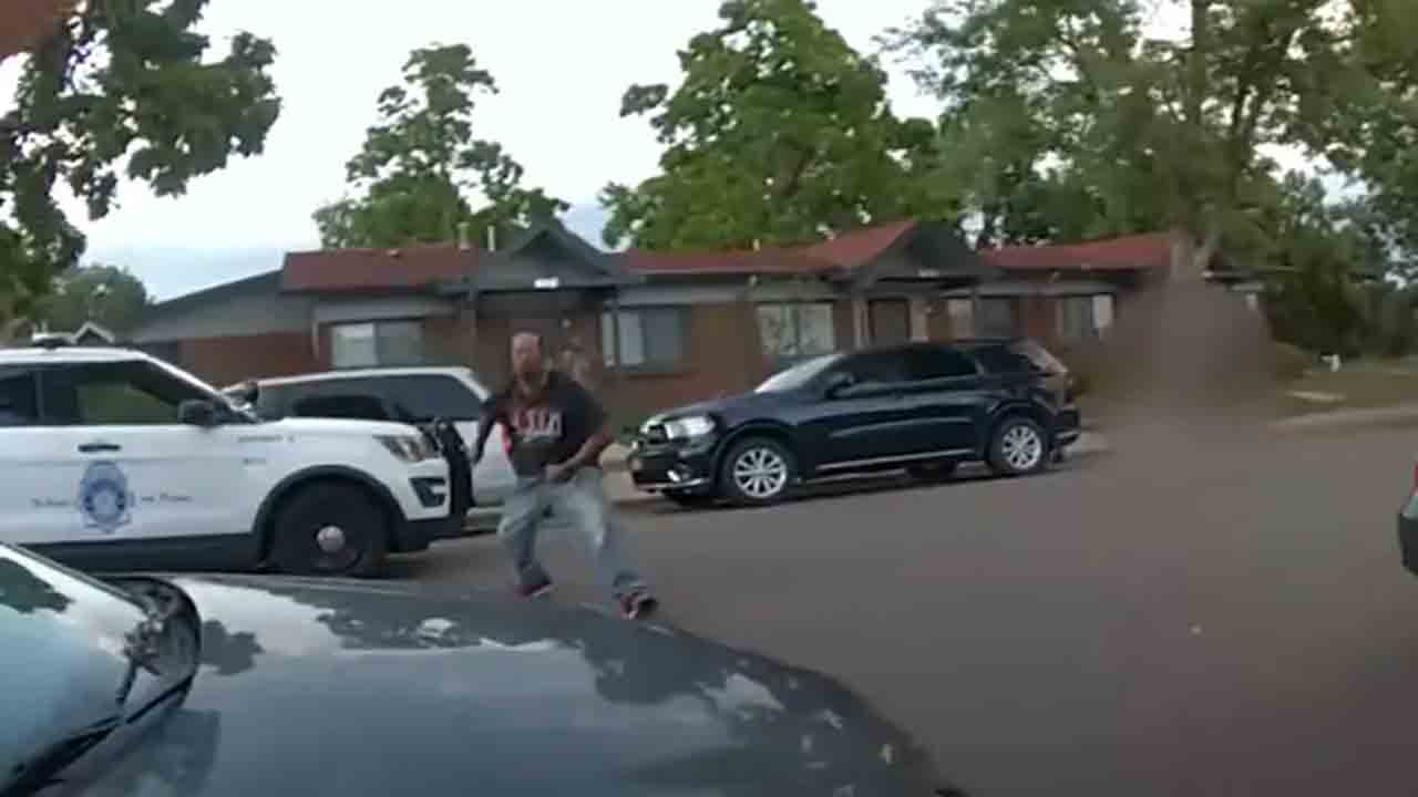 Watch: మార్కర్‌ పెన్నును కత్తిగా పొరపడిన మహిళా పోలీస్‌.. కాల్పుల్లో వ్యక్తి మృతి