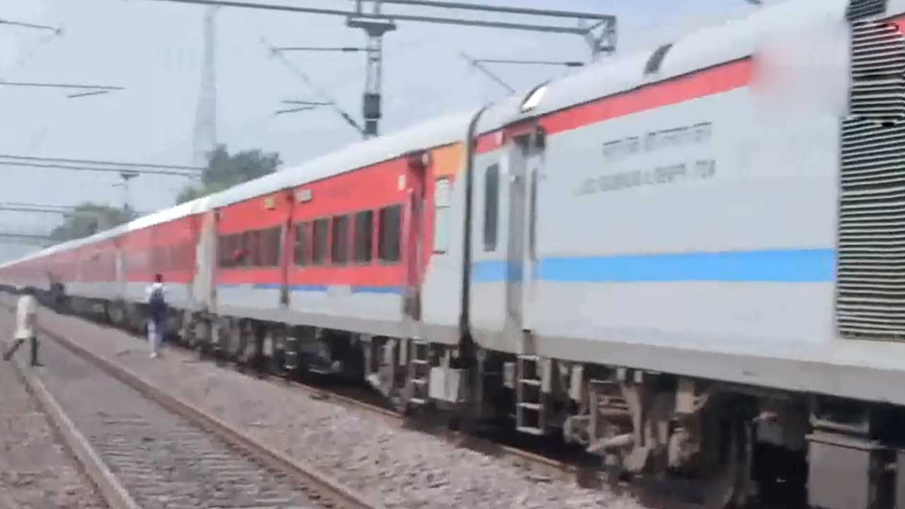 Fire in Train Engine | రైలింజన్‌లో ఒక్కసారిగా మంటలు.. లోకో పైలట్‌ అప్రమత్తతో తప్పిన ముప్పు.. Video