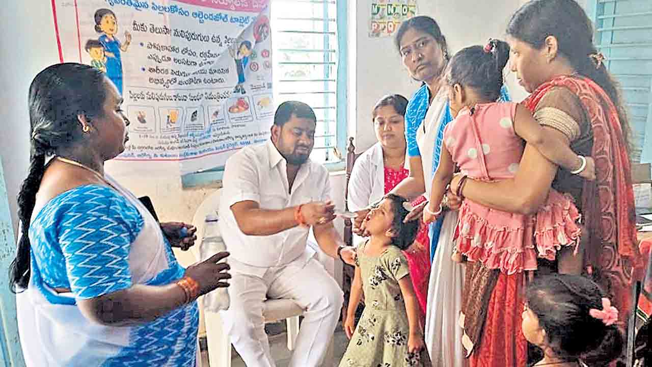 చిన్నారులకు నులిపురుగు నివారణ మందులు వేయించాలి