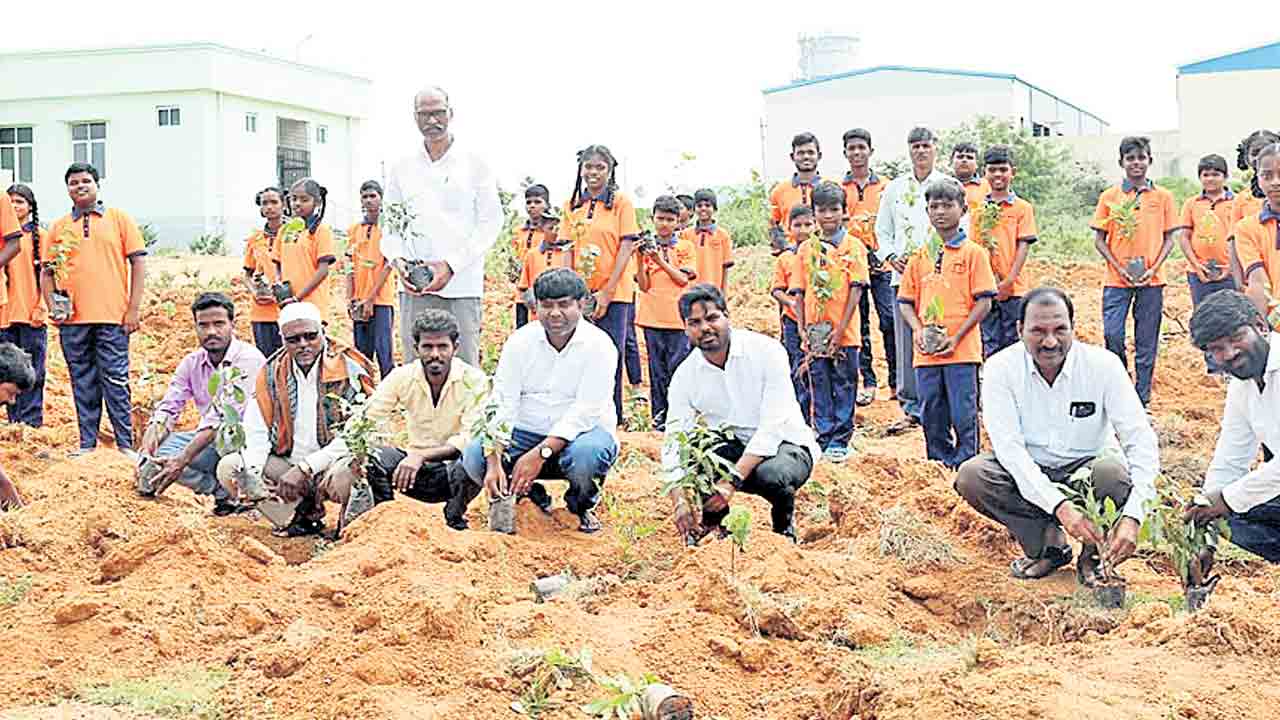 మొక్కవోని దీక్షతో..