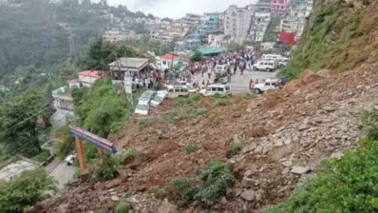 Uttarakhand Landslides | విరిగిపడిన కొండచరియలు.. కారులో నలిగి పసిబాబు, ఇద్దరు   మహిళలు మృతి