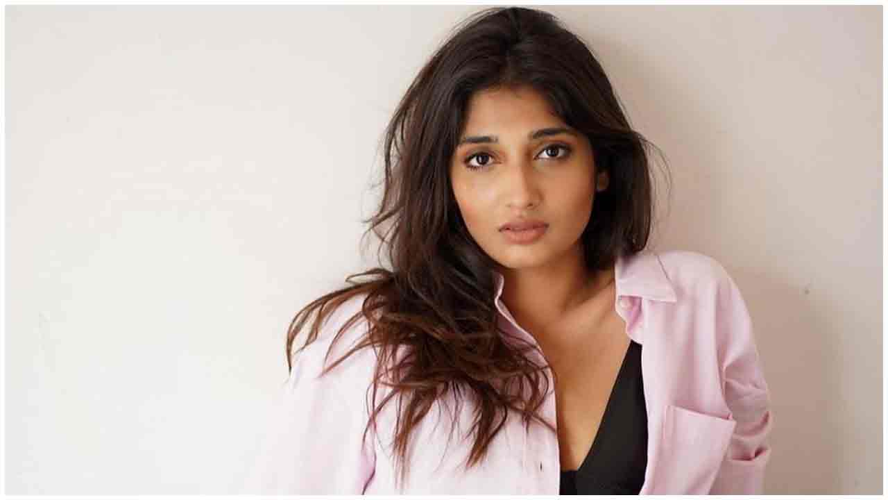 Vadlamani Priya | మినీ నిక్కర్‌లో ప్రియ వడ్లమని గ్లామర్ షో..