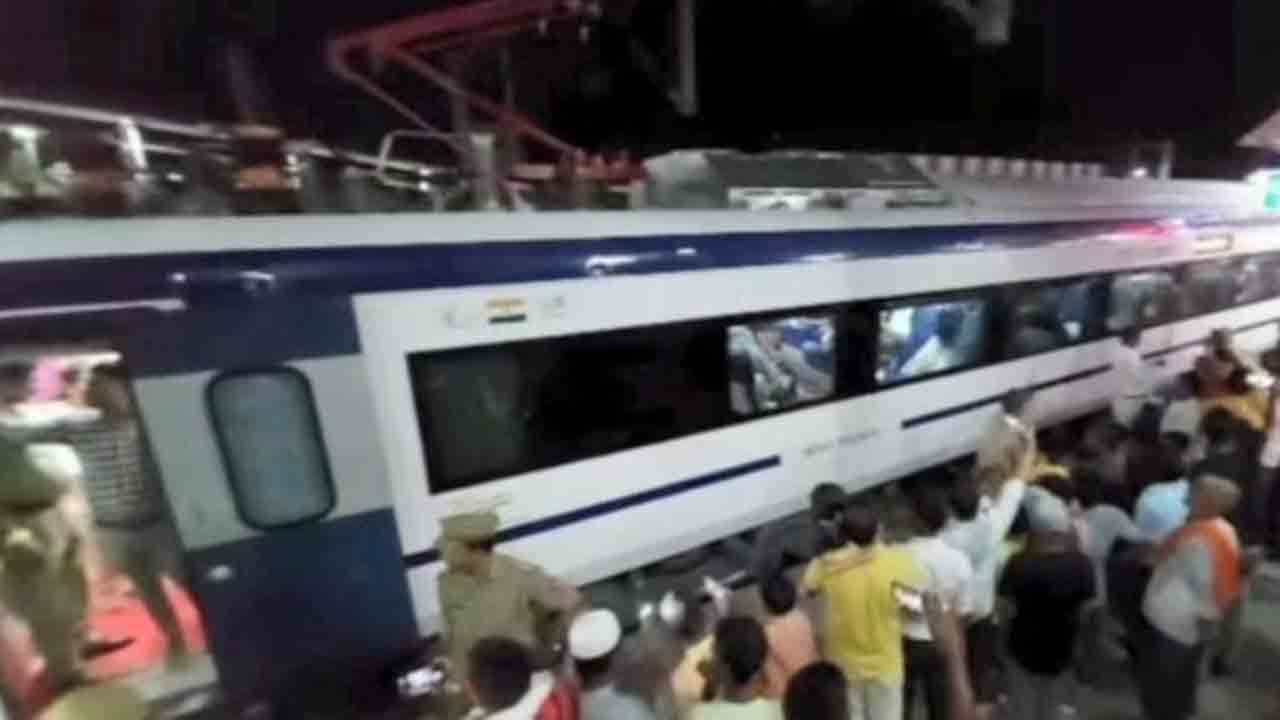 Vande Bharat Train | వందేభారత్ పై ఆగని దాడులు.. రైలుపై మరోసారి రాళ్లు రువ్విన ఆకతాయిలు