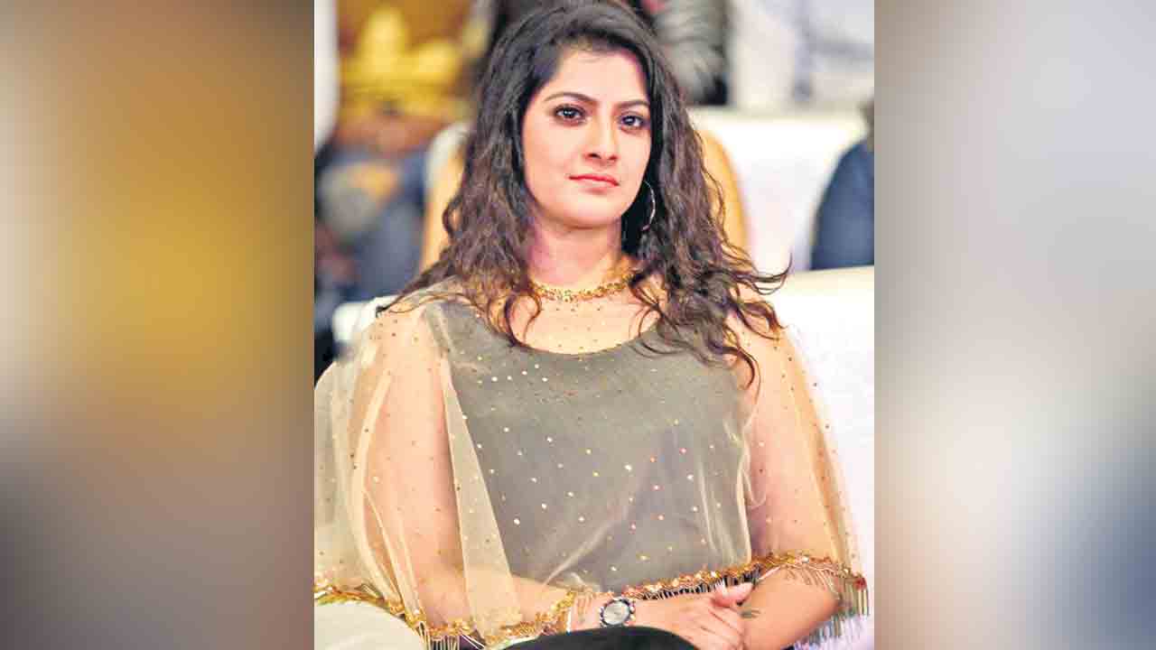 వరలక్ష్మీ శరత్‌కుమార్‌కు నోటీసులు