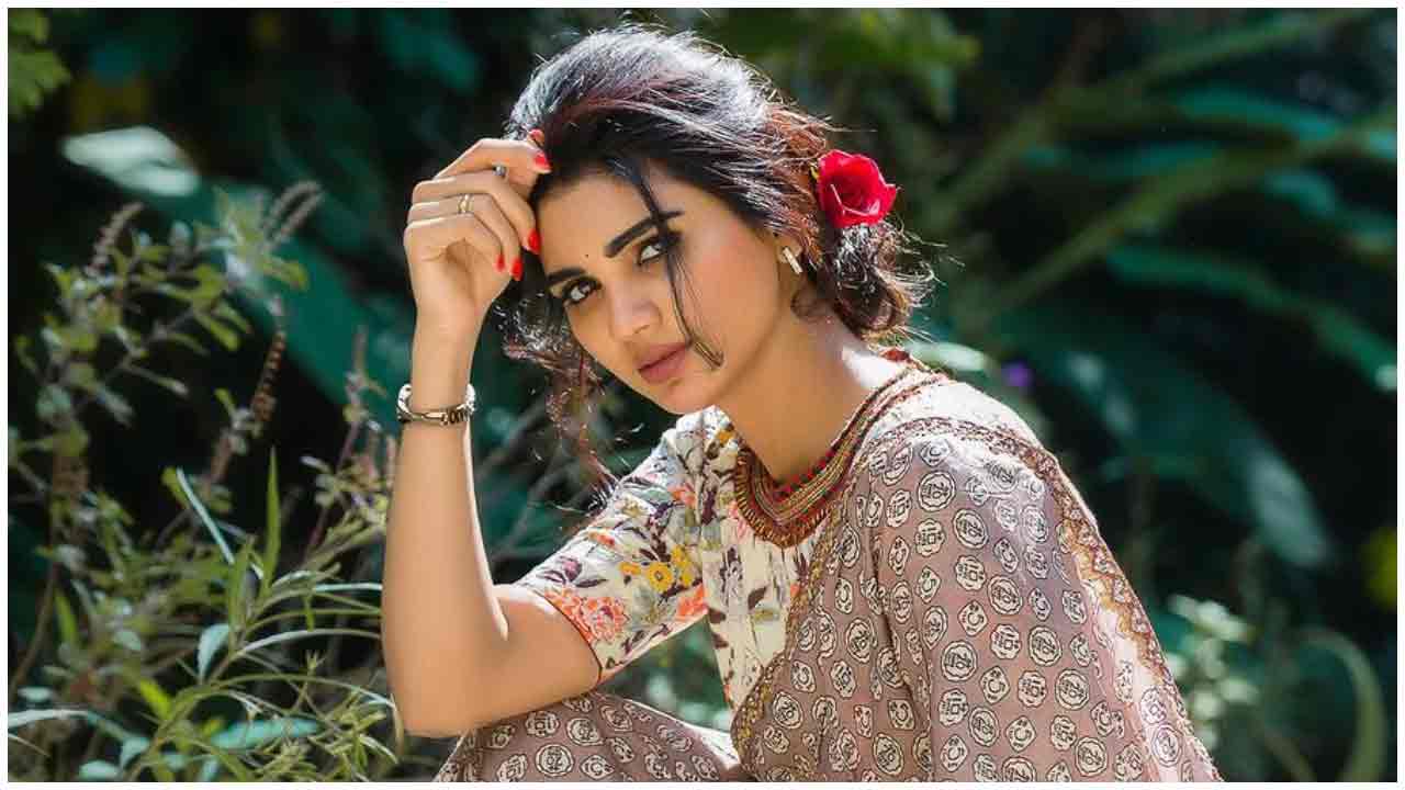 Varsha | చీరకట్టులో జబర్దస్త్ వర్ష హొయలు..