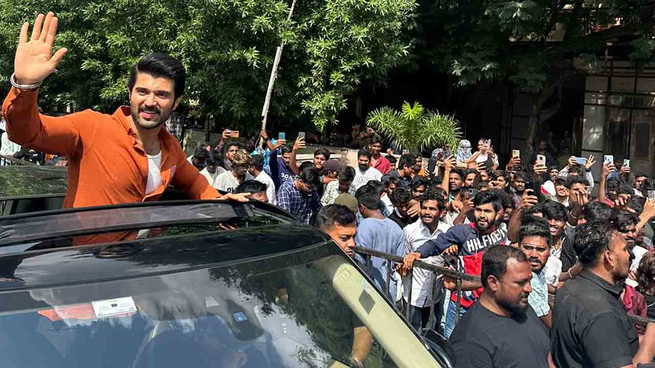Vijay Deverakonda | ఖుషి ప్రమోషన్స్‌.. విజయ్‌ దేవరకొండ ఫ్యాన్స్‌ మీట్‌ విజువల్స్‌ వైరల్