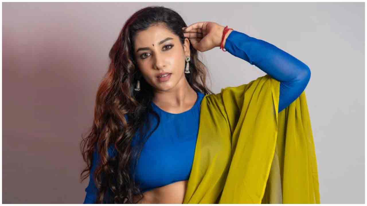 VishnuPriya Bhimeneni | చీరకట్టులో మురిపిస్తున్న విష్ణుప్రియ..