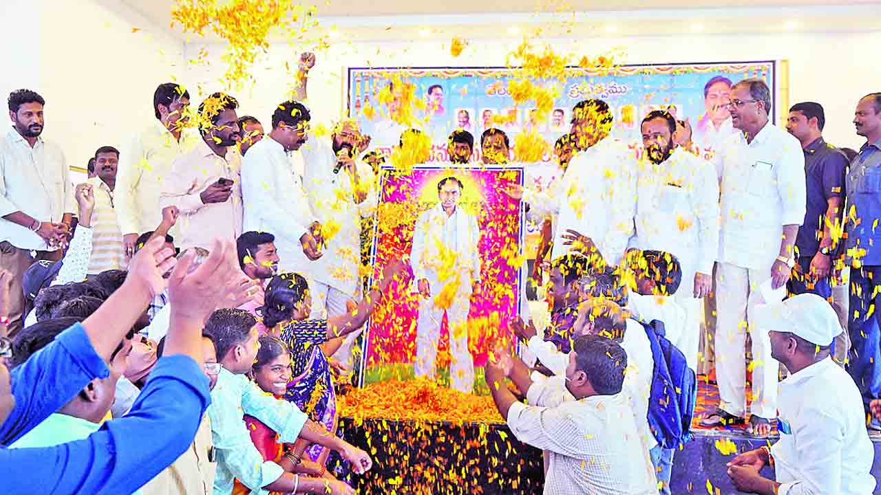 సీఎం కేసీఆర్‌.. తెలంగాణ గాంధీ