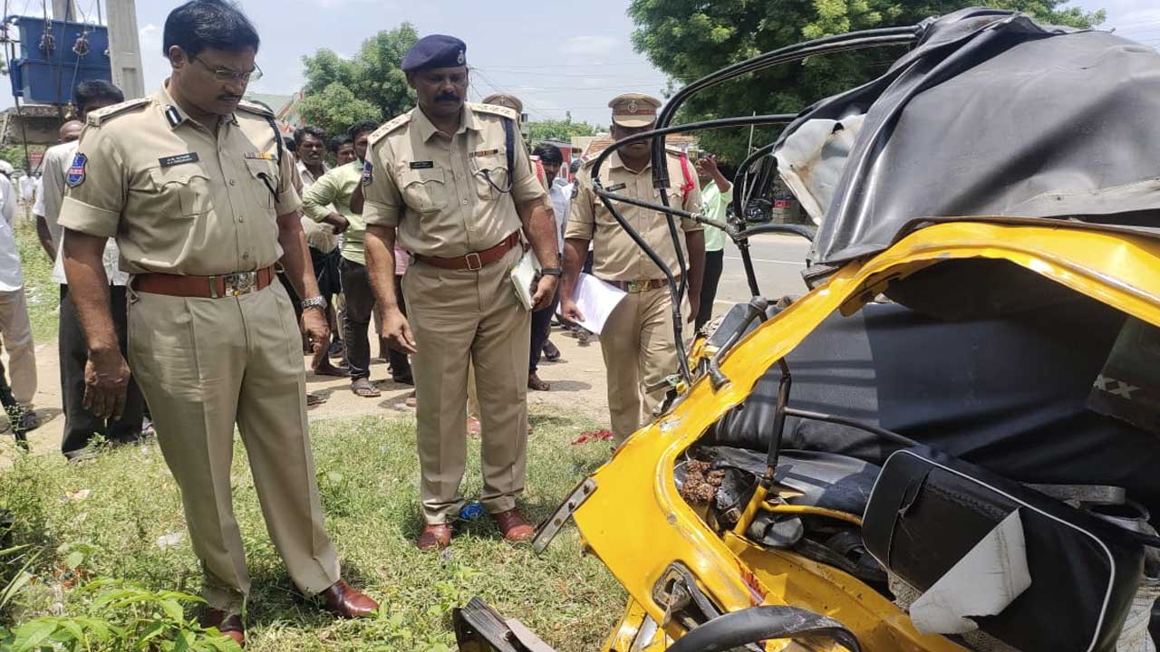 Warangal accident | వరంగల్‌ రోడ్డు ప్రమాదంలో ఆరుకు చేరిన మృతుల సంఖ్య.. ఘటనా స్థలిని పరిశీలించిన సీపీ రంగనాథ్‌