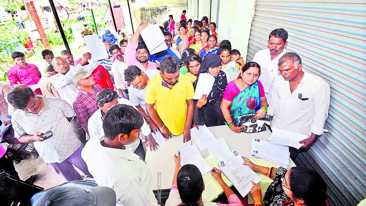 దరఖాస్తులు వెల్లువలా..