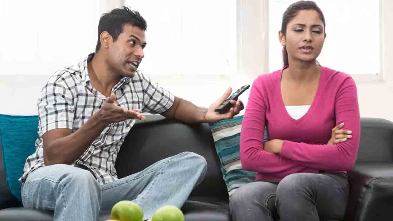 డబ్బు కోసం వేధిస్తాడు