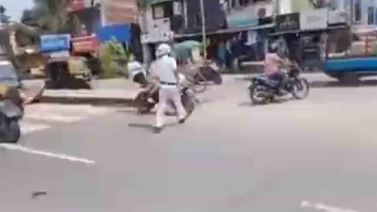 Watch: బైక్‌ను ఆపేందుకు ప్రయత్నించిన ట్రాఫిక్‌ పోలీసులు.. ప్రియురాలిని తోసి పరారైన యువకుడు