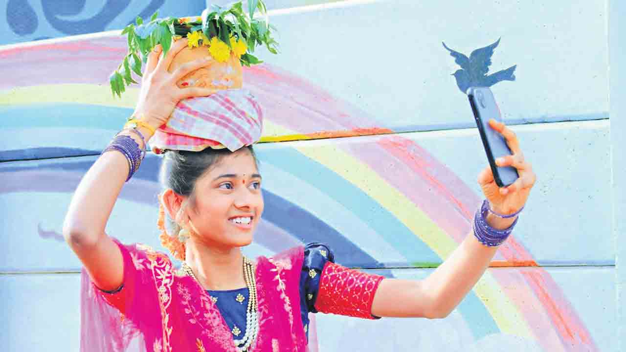 బోనమెత్తి.. దిగి..