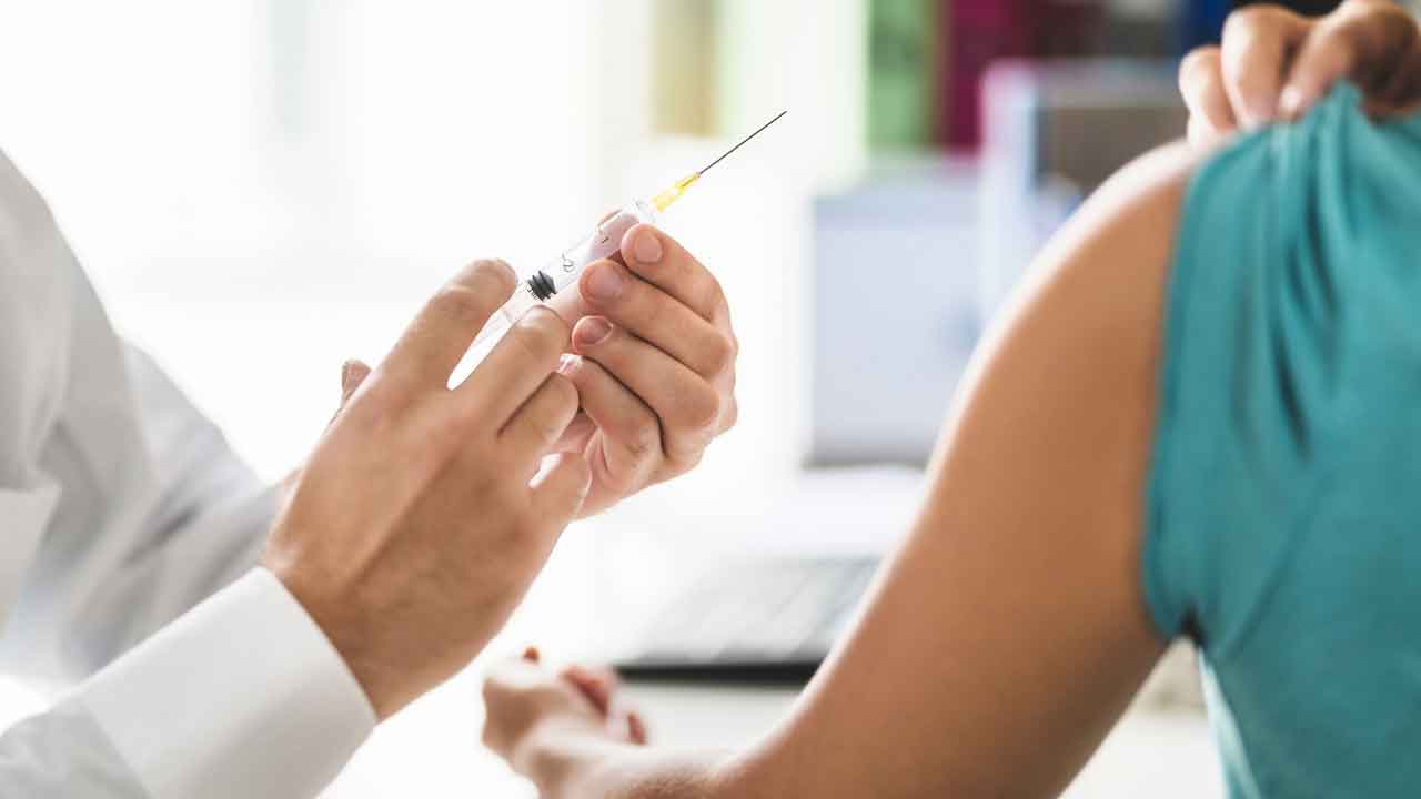 Vaccine | వ్యాక్సిన్లు అంటే చిన్న పిల్లలకేనా? పెద్దోళ్లు తీసుకోవాల్సిన టీకాల గురించి మీకు ఎంతవరకు ఐడియా ఉంది?