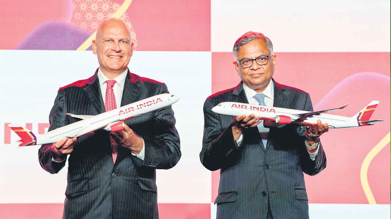 ఎయిర్‌ ఇండియా నూతన లోగోను ఆవిష్కరిస్తున్న టాటా గ్రూపు
