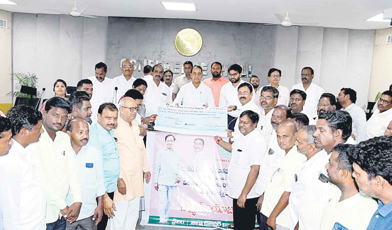 నూతన పింఛన్లు పంపిణీ