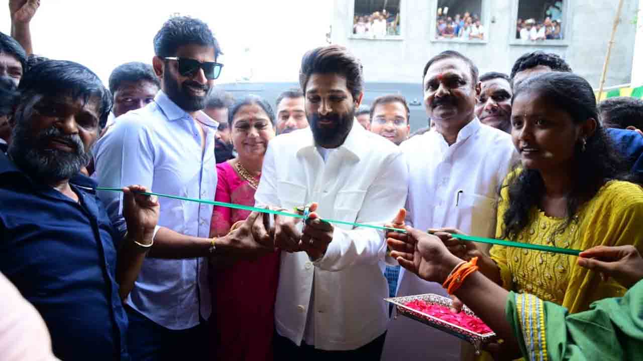 Allu Arjun | నల్లగొండ జిల్లాలో అల్లు అర్జున్‌ సందడి