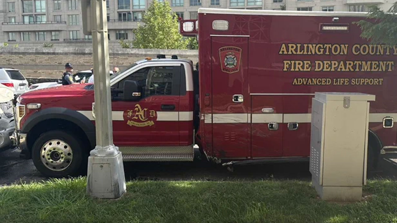 US Ambulance: అంబులెన్స్‌ను ఎత్తుకెళ్లి.. హైవేపై దూసుకెళ్లుతూ.. 13 కార్ల‌ను ఢీకొట్టాడు.. వీడియో