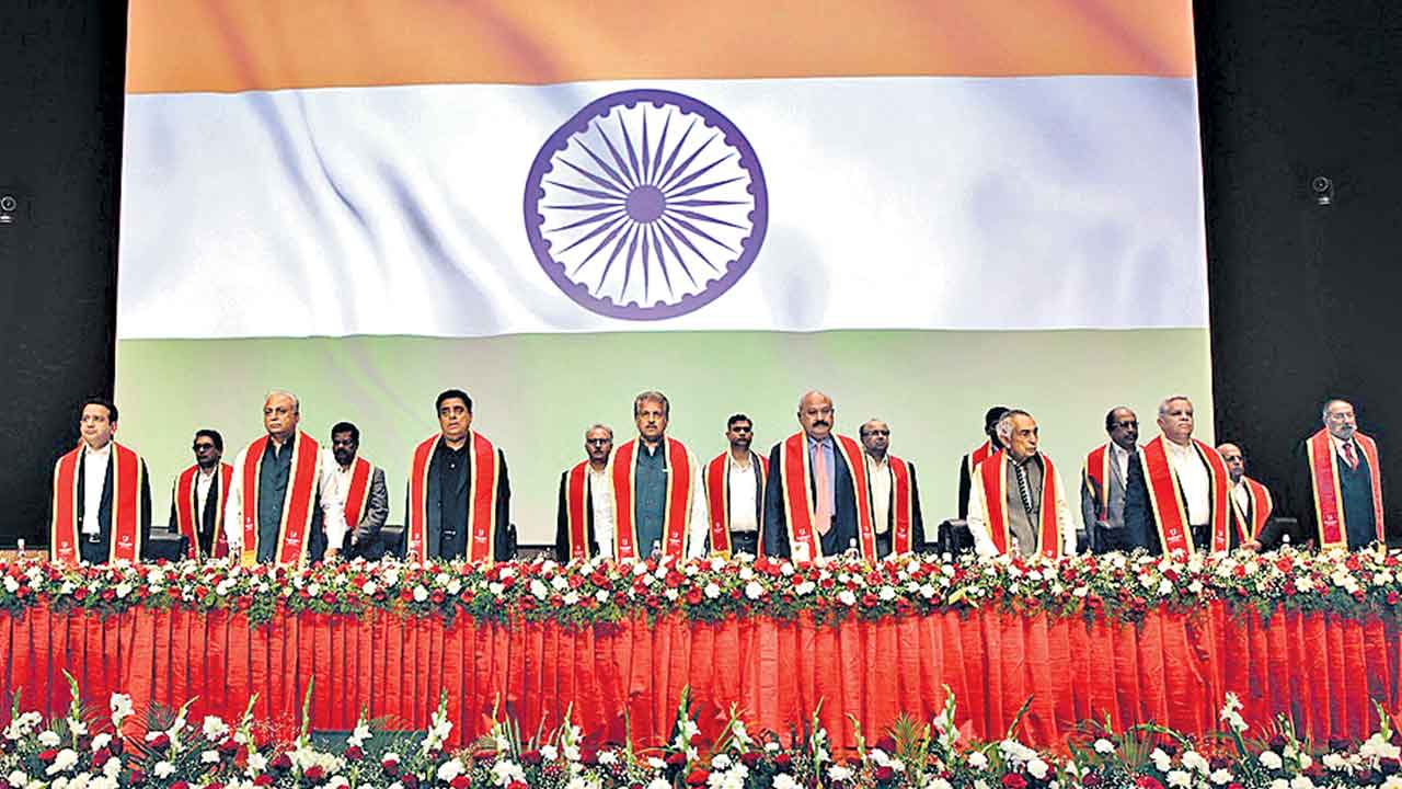 కాలానుగుణంగా మారాలి