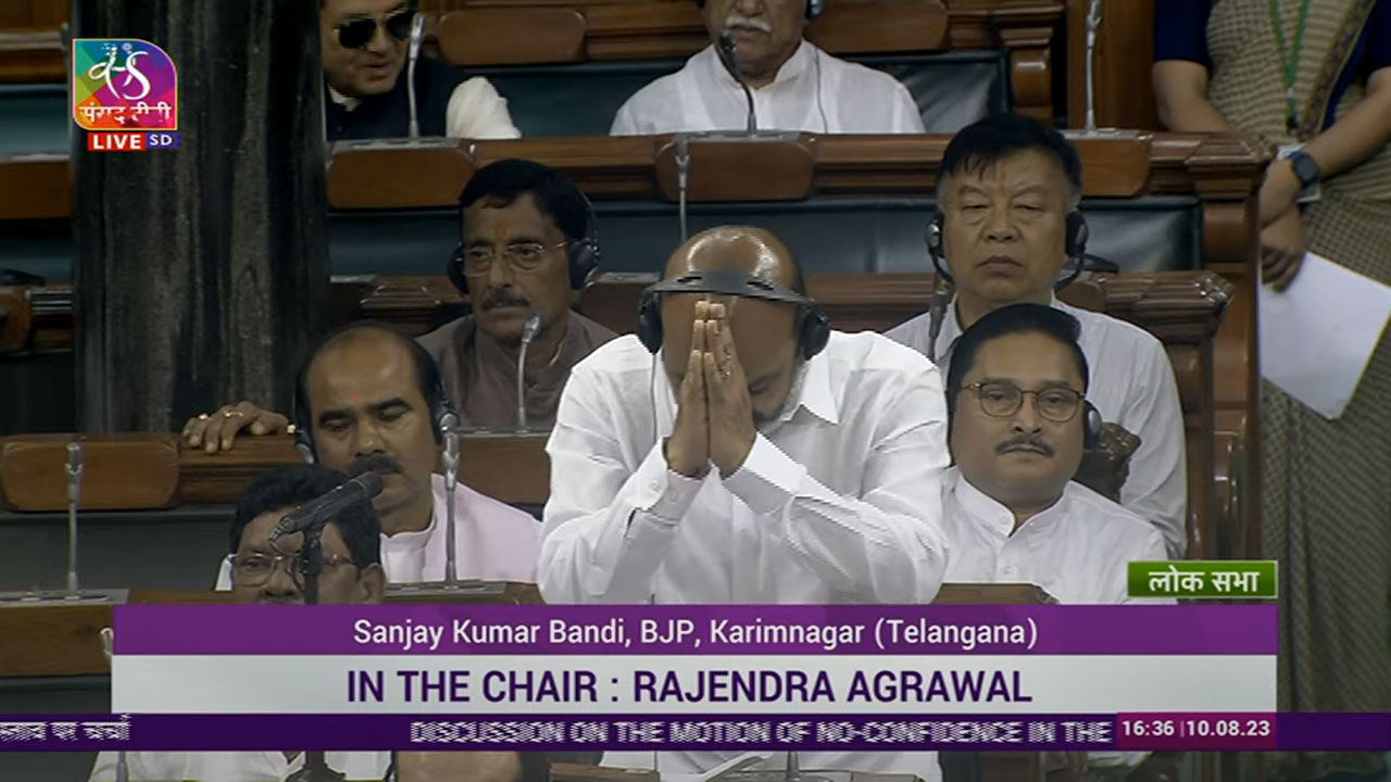 MP Bandi Sanjay: బండి ఓవ‌ర్ యాక్ష‌న్‌.. దొంగ న‌మ‌స్కారాలు !