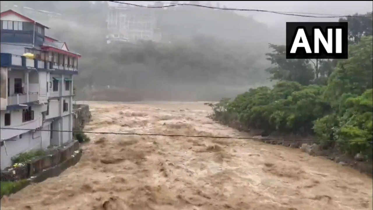 Beas River: ఉప్పొంగి ప్ర‌వ‌హిస్తున్న బియాస్ న‌ది.. వీడియో