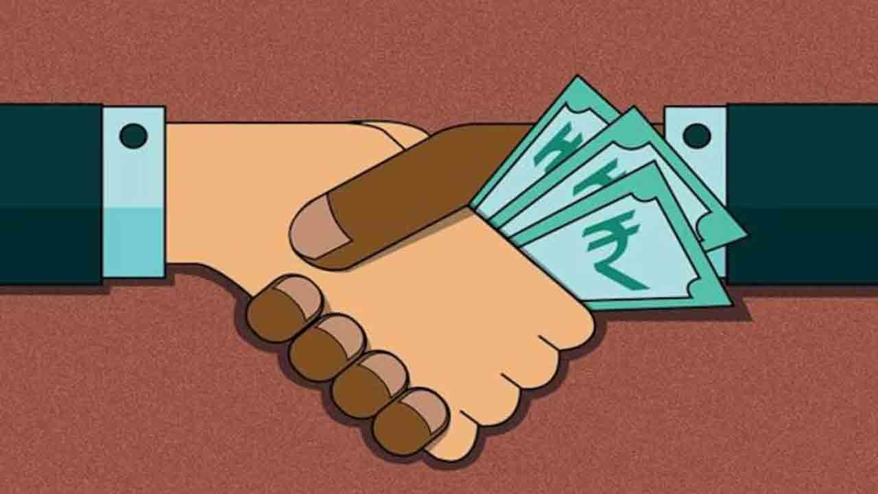 ఏసీబీకి చిక్కిన ఈజీఎస్ ఈసీ