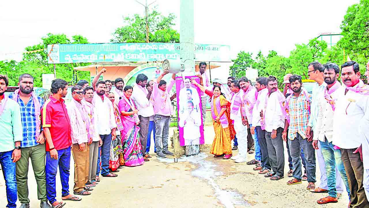 రుణమాఫీపై అన్నదాతల సంబురం
